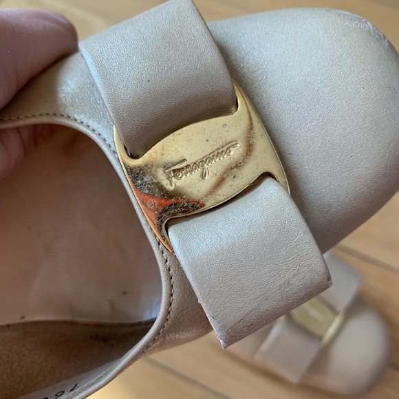 Ferragamo gold pumps - Picture 6 of 7